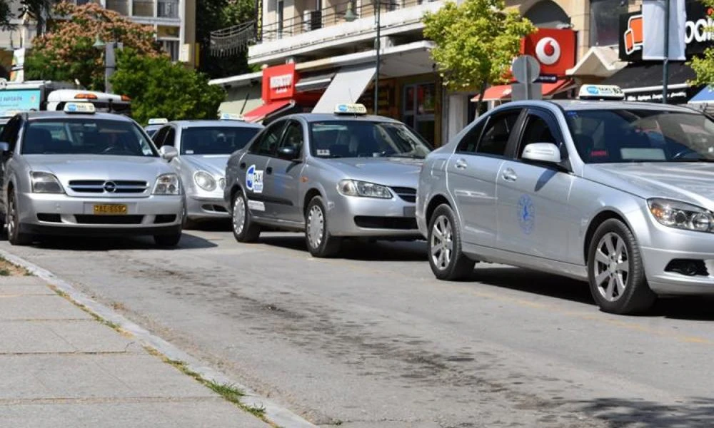 Λάρισα: Οι οδηγοί ταξί συγκεντρώνουν τρόφιμα για ευπαθείς ομάδες